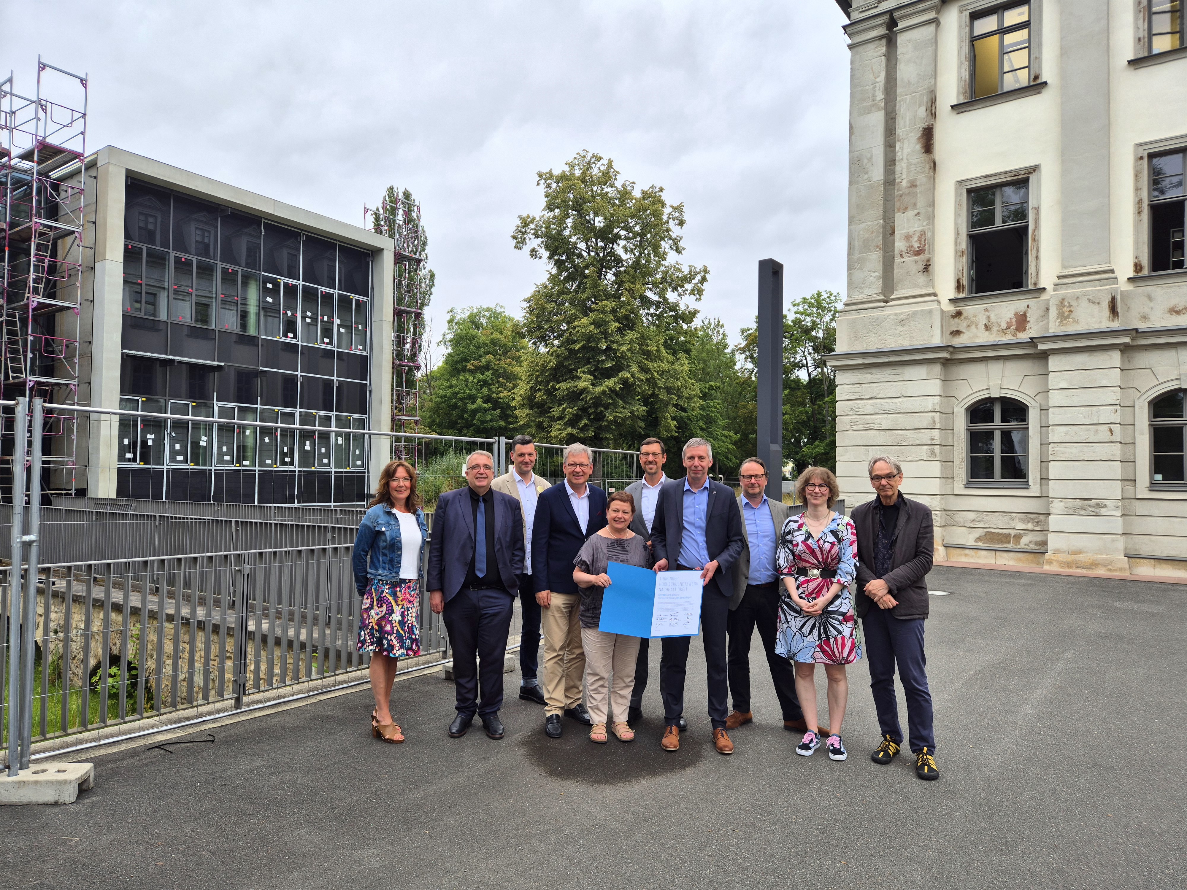 Thür. Hochschulnetzwerk Nachhaltigkeit Gruppenfoto anlässlich Unterzeichnung Memorandum of Understanding Thüringer Hochschulnetzwerk Nachhaltigkeit durch die Präsidenten und Präsidentinnen der zehn Thüringer Hochschulen im Netzwerk