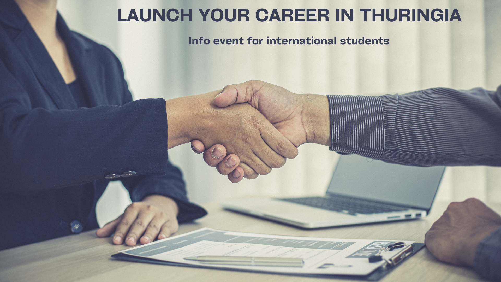 Launch your Career in Thuringia zu sehen sind zwei Hände, die sich über einem Tisch schütteln.