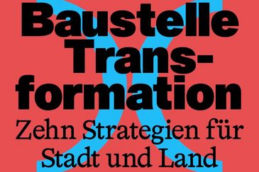 Grafik mit rotem Hintergrund. In fetter schwarzer Schrift steht „Baustelle Transformation“, darunter in einer Serifenschrift „Zehn Strategien für Stadt und Land“.