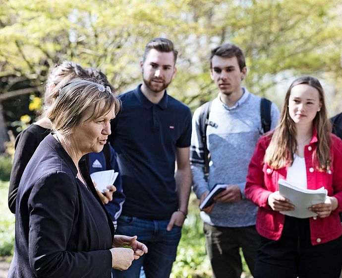 Gruppe Studierender lernen am Grünen Campus