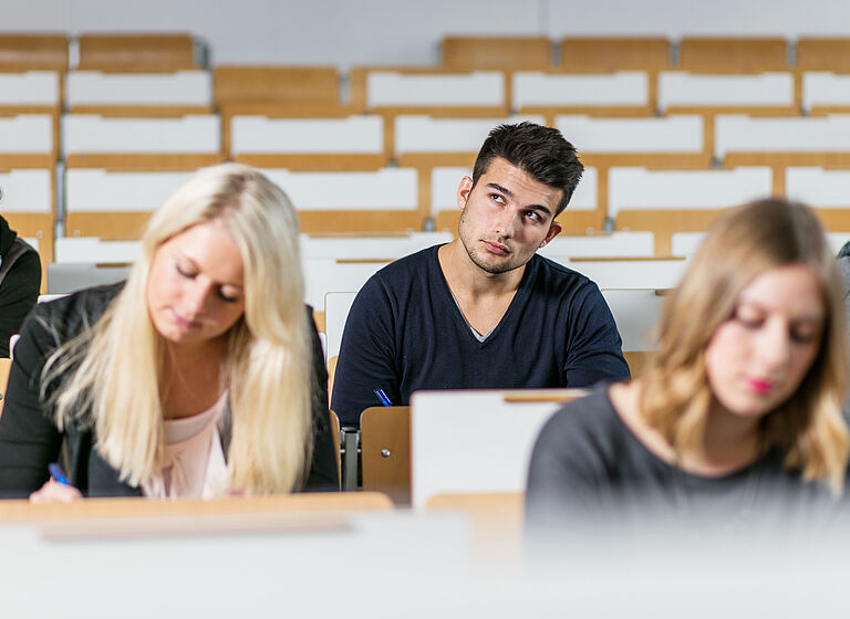 Gruppe Studierende in der Vorlesung im Hörsaal