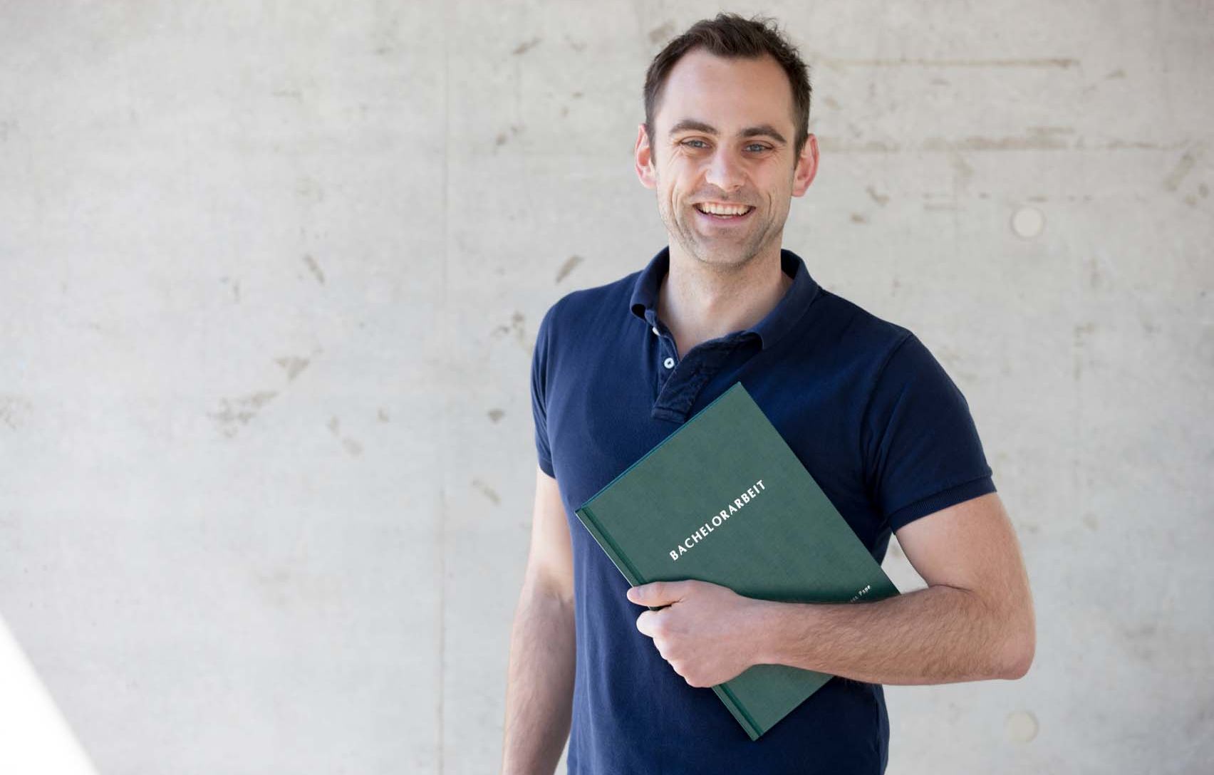 Zeugnis und Abschlüsse Studierender hält Zeugnis